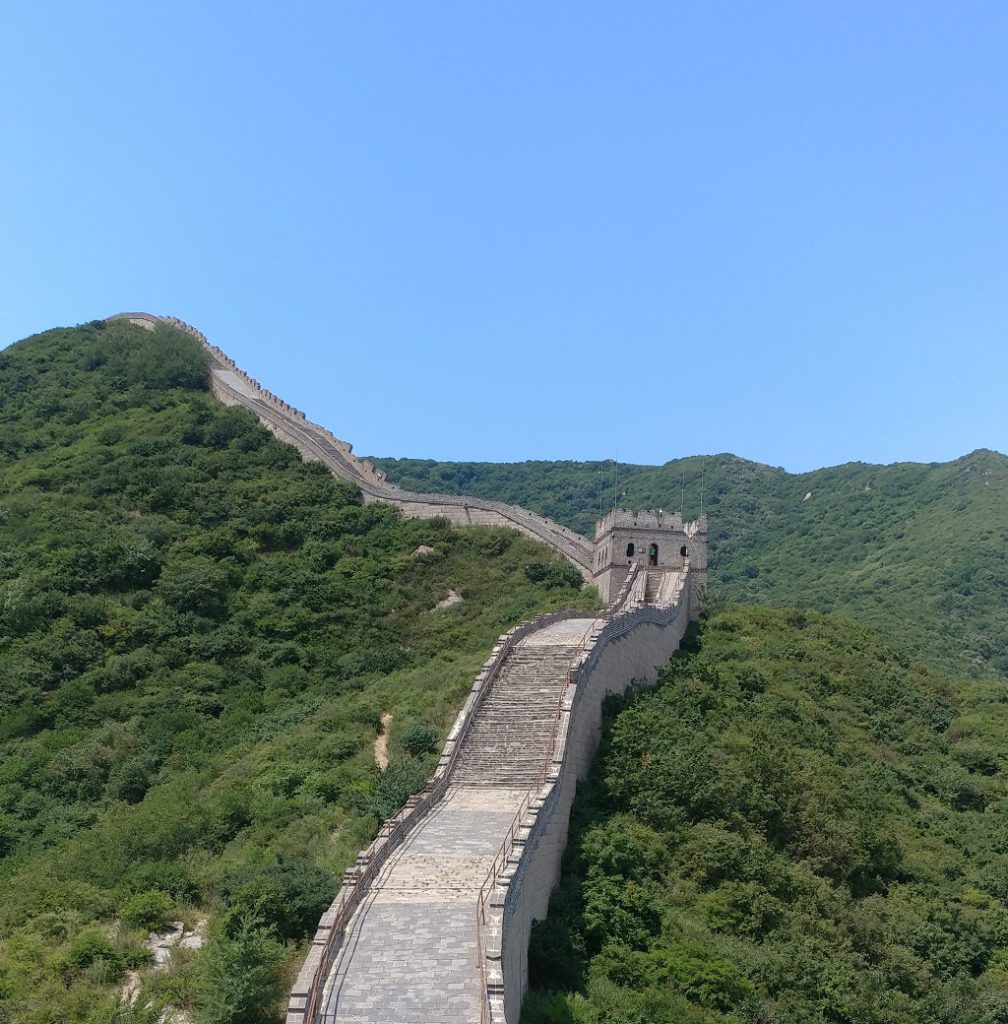 نمایی خلوت از دیوار بزرگ چین در میان تپه های سرسبز