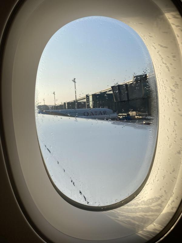 پنجره هواپیما و قطرات باران